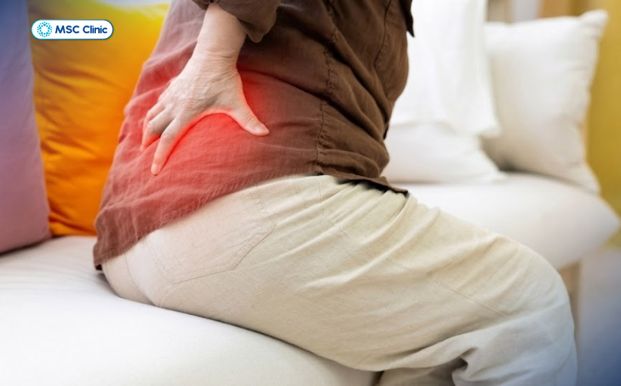 Cơn đau lan từ lưng xuống chân tăng lên, kéo dài thì nên đi khám bác sĩ chuyên khoa sớm
