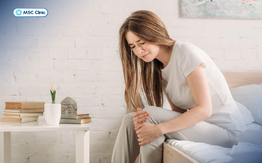 Cứng khớp vào buổi sáng là triệu chứng đặc trưng của viêm khớp tự miễn