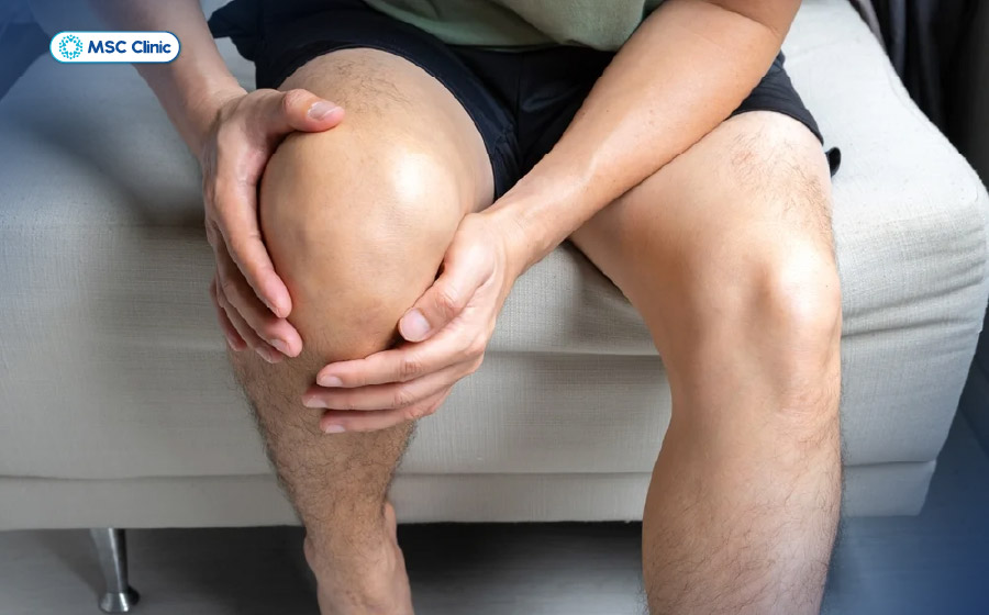 Đầu gối bị đau khi co chân gây khó chịu trong sinh hoạt thường ngày Đầu gối bị đau khi co chân gây khó chịu trong sinh hoạt thường ngày