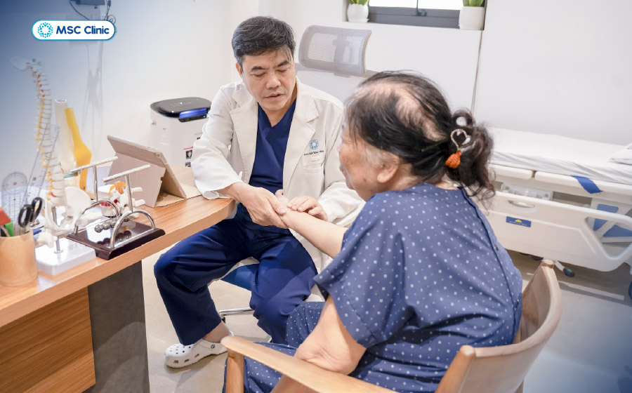 Đau, sưng và cứng khớp kéo dài cần được thăm khám sớm để xác định bệnh thay vì chỉ điều chỉnh chế độ ăn