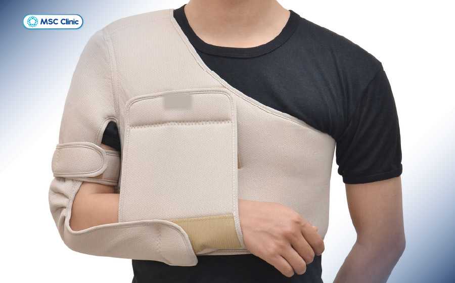 Đeo đai cố định theo thời gian yêu cầu của bác sĩ