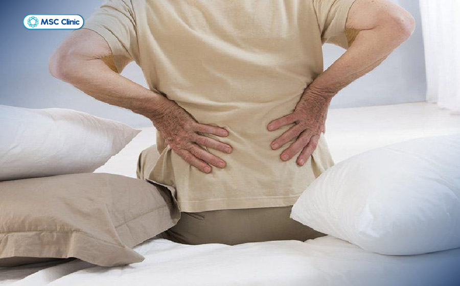 Giải đáp vì sao đau lưng khi ngủ dậy và có dấu hiệu thế nào