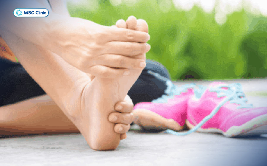 Giày chật hoặc giày cao gót có thể làm tăng áp lực lên ngón chân Giày chật hoặc giày cao gót có thể làm tăng áp lực lên ngón chân