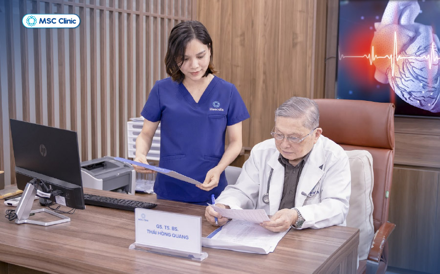 GS.TS.BS Thái Hồng Quang trực tiếp thăm khám cho bệnh nhân đái tháo đường