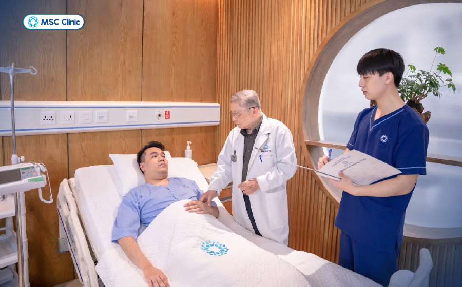 GS.TS.BS Thái Hồng Quang trực tiếp thăm khám và đánh giá tình trạng bệnh tiểu đường tại MSC Clinic