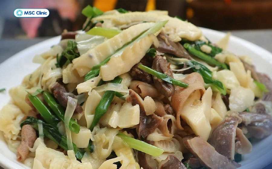 Hạn chế ăn lòng vịt xào măng tươi do chứa lượng purin và chất béo rất cao Hạn chế ăn lòng vịt xào măng tươi do chứa lượng purin và chất béo rất cao