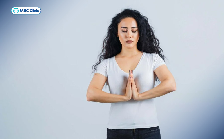 Hãy giữ hai vai thả lỏng tự nhiên và không nâng vai lên trong suốt quá trình hạ tay