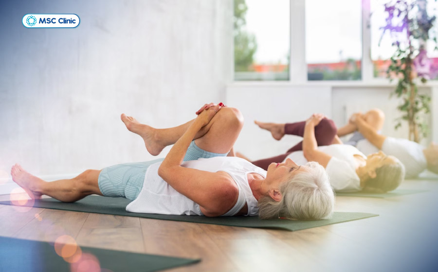 Kéo giãn gân kheo đúng cách giúp giảm căng kéo vùng thắt lưng và hỗ trợ phục hồi vận động cột sống