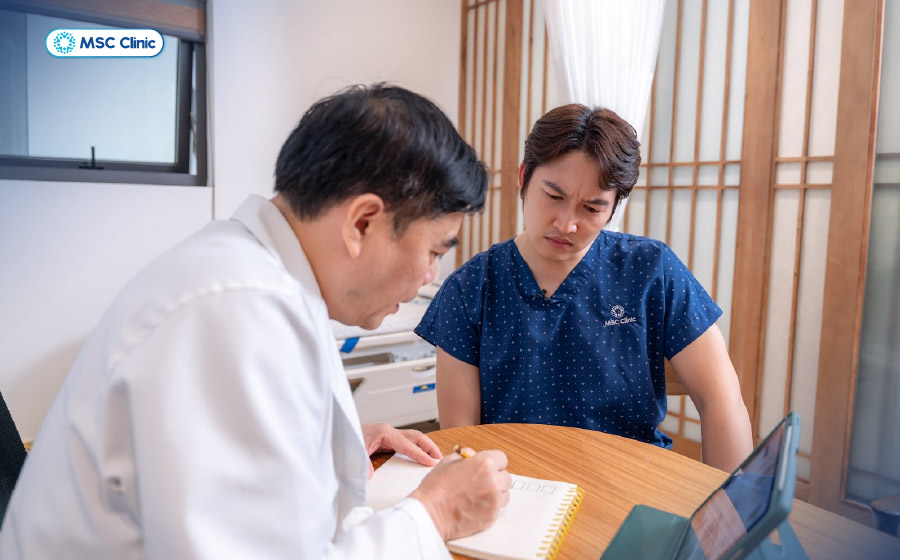 Khai thác triệu chứng, thói quen sinh hoạt và tiền sử bệnh giúp bác sĩ định hướng nguyên nhân gây đau lưng khi ngủ dậy