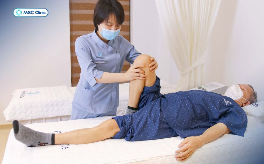 Kỹ thuật viên MSC Clinic thực hiện động tác co duỗi đùi - khớp gối cho bệnh nhân lớn tuổi Kỹ thuật viên MSC Clinic thực hiện động tác co duỗi đùi - khớp gối cho bệnh nhân lớn tuổi
