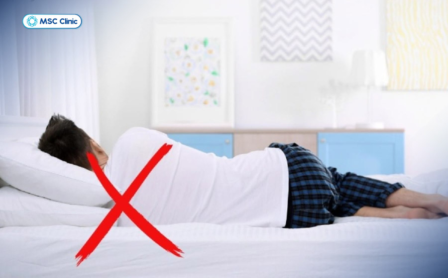 Nằm nghiêng nhưng lưng không được nâng đỡ tốt sẽ gây đau lưng khi ngủ dậy
