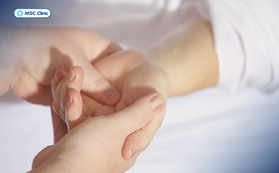 Nên thực hiện động tác nhẹ nhàng, tránh xoa bóp quá mạnh gây đau tăng lên