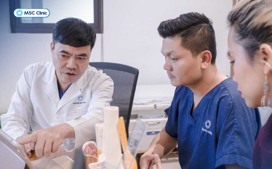 Nếu tình trạng cứng cổ vai gáy kèm theo các triệu chứng toàn thân, người bệnh nên đến thăm khám với bác sĩ chuyên khoa