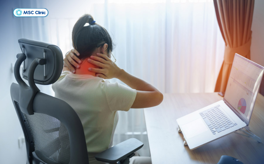 Ngồi lâu trong một tư thế khiến các khớp vùng cổ vai gáy thiếu linh hoạt và bị co cứng