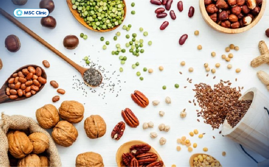 Ngũ cốc nguyên hạt và các loại đậu cung cấp chất xơ, hỗ trợ kiểm soát cân nặng và tăng cường chuyển hóa ở người bị viêm khớp