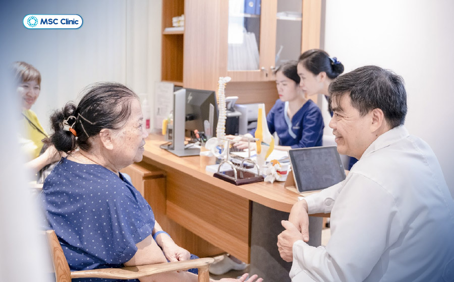 Người bệnh có triệu chứng đau ngực nên đi khám để được đánh giá và điều chỉnh phác đồ điều trị Người bệnh có triệu chứng đau ngực nên đi khám để được đánh giá và điều chỉnh phác đồ điều trị
