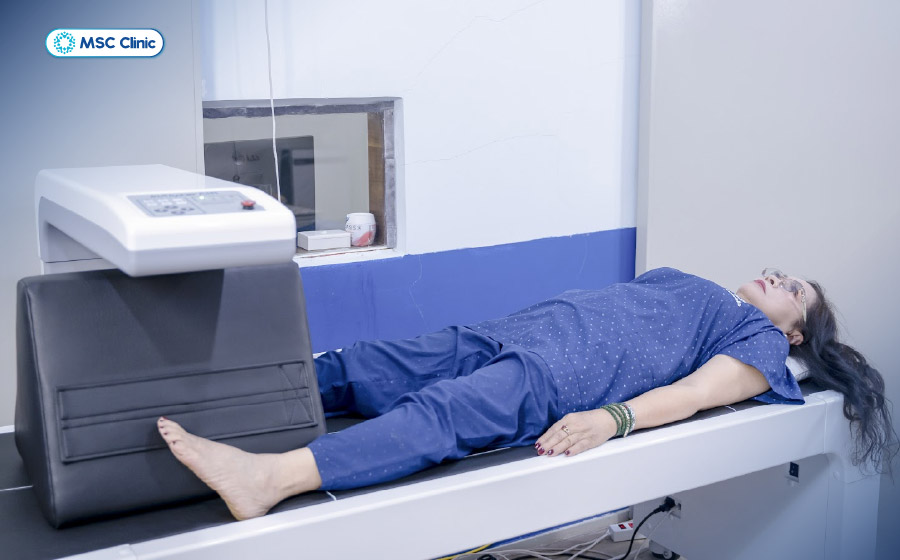 Người bệnh được đo độ loãng xương bằng thiết bị chuyên dụng tại MSC Clinic Người bệnh được đo độ loãng xương bằng thiết bị chuyên dụng tại MSC Clinic