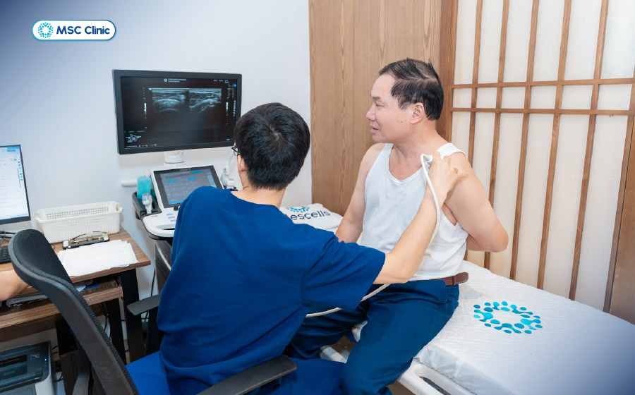 Người bệnh được siêu âm để đánh giá tình trạng tổn thương bên trong khớp vai Người bệnh được siêu âm để đánh giá tình trạng tổn thương bên trong khớp vai
