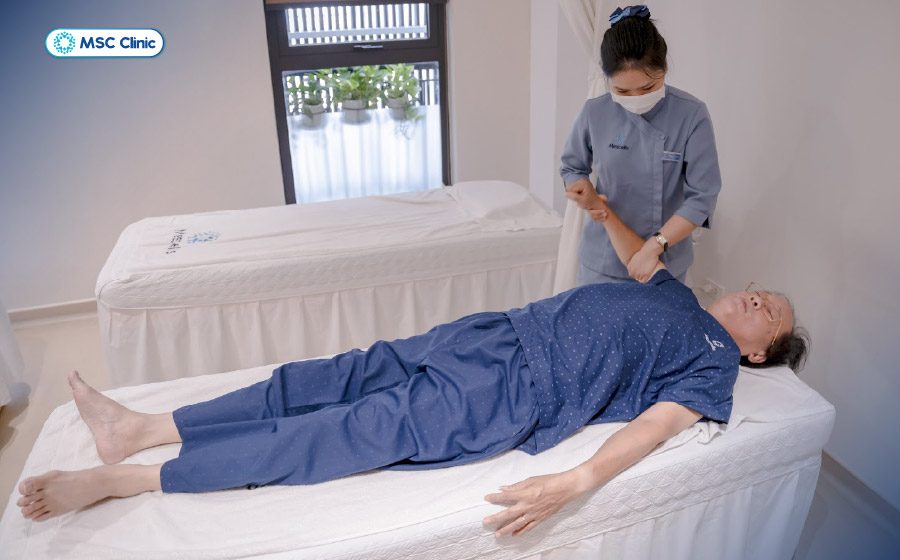 Người bệnh được theo dõi sát trong từng buổi tập nhằm đảm bảo thực hiện đúng kỹ thuật