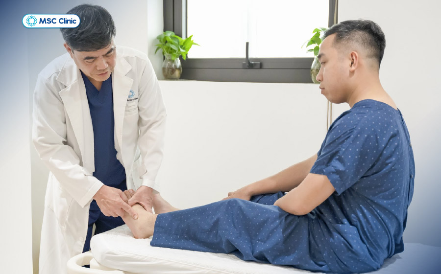 Người bệnh gút cần tuân thủ phác đồ điều trị của bác sĩ và tái khám đúng lịch hẹn để kiểm soát bệnh hiệu quả Người bệnh gút cần tuân thủ phác đồ điều trị của bác sĩ và tái khám đúng lịch hẹn để kiểm soát bệnh hiệu quả