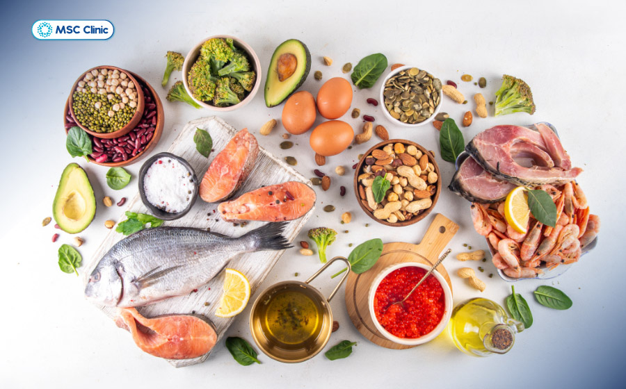 Người bệnh nên bổ sung chế độ ăn đầy đủ chất dinh dưỡng như omega-3 để hỗ trợ tái tạo và phục hồi xương khớp