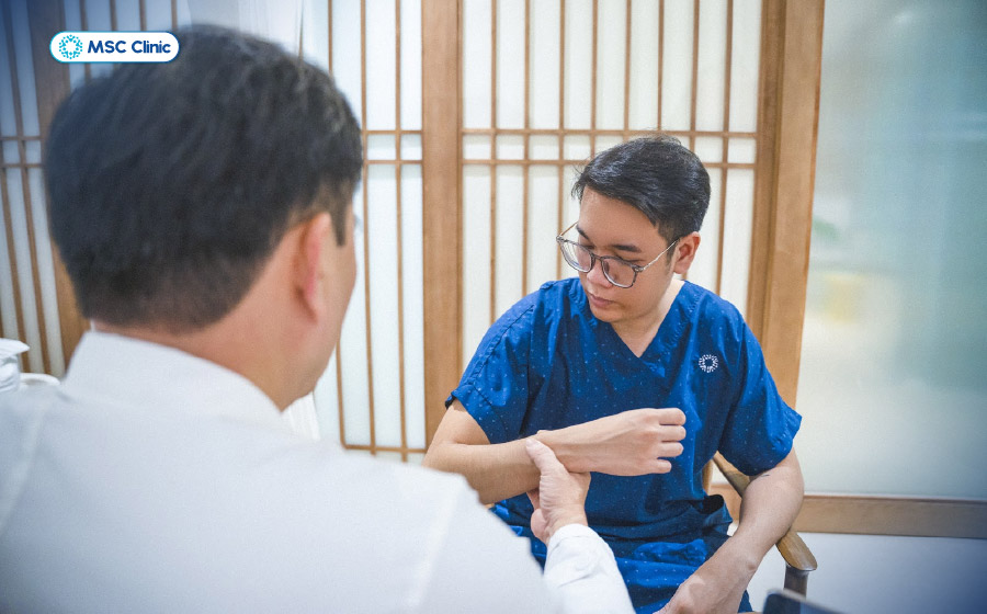 Người bệnh nên tập luyện đúng kỹ thuật, tăng dần cường độ theo hướng dẫn của bác sĩ hoặc kỹ thuật viên phục hồi chức năng