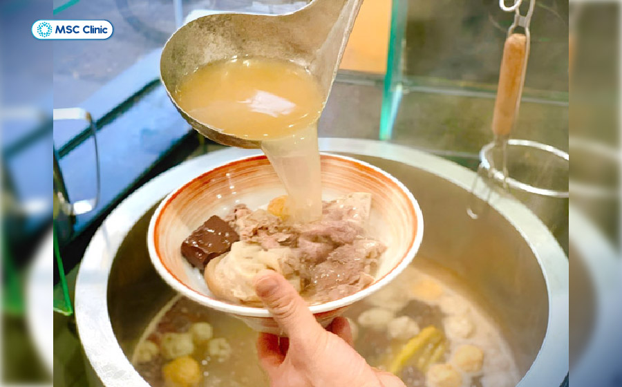Người bị gút nên hạn chế các món bún có nước dùng nhiều mỡ