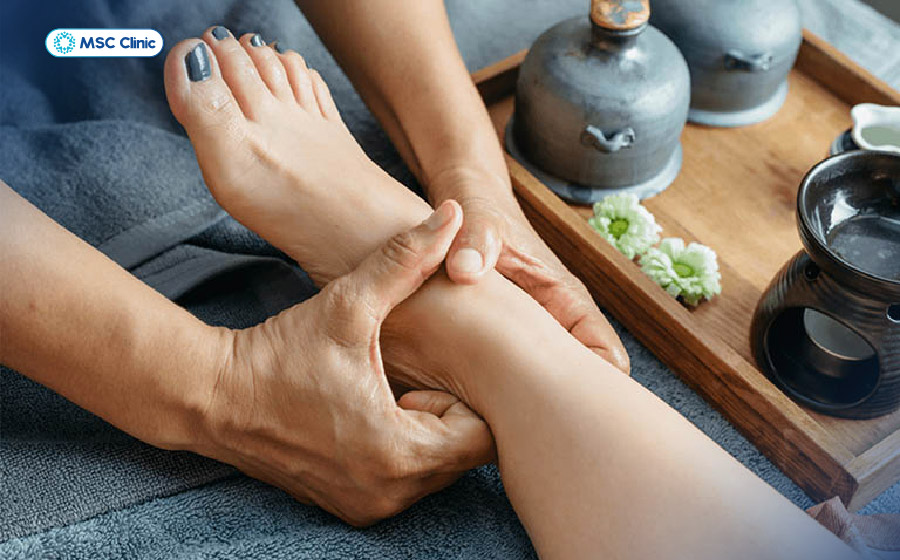 Người có da nhạy cảm nên thử massage bằng dầu gừng trên một vùng da nhỏ trước khi áp dụng cho toàn bộ vùng gót chân để tránh kích ứng Người có da nhạy cảm nên thử massage bằng dầu gừng trên một vùng da nhỏ trước khi áp dụng cho toàn bộ vùng gót chân để tránh kích ứng