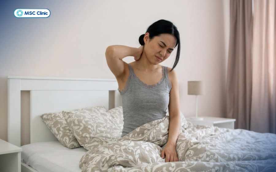 Nhiều người cảm thấy cứng cổ vai gáy sau khi thức dậy, đặc biệt nếu ngủ sai tư thế