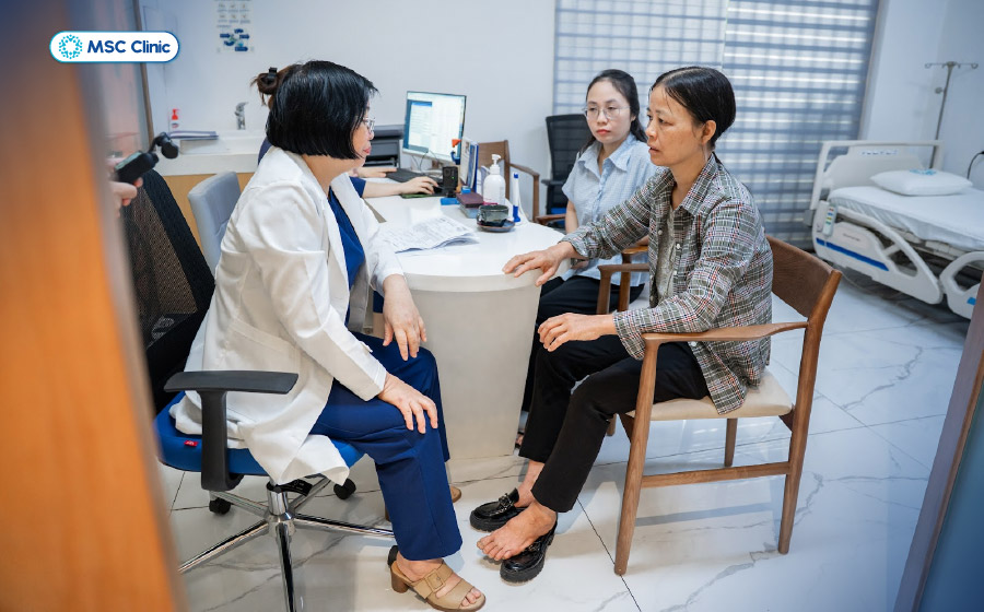 Nhức mỏi đầu gối về đêm kéo dài, tăng dần hoặc đi kèm sưng là những dấu hiệu cho thấy người bệnh nên đi khám sớm