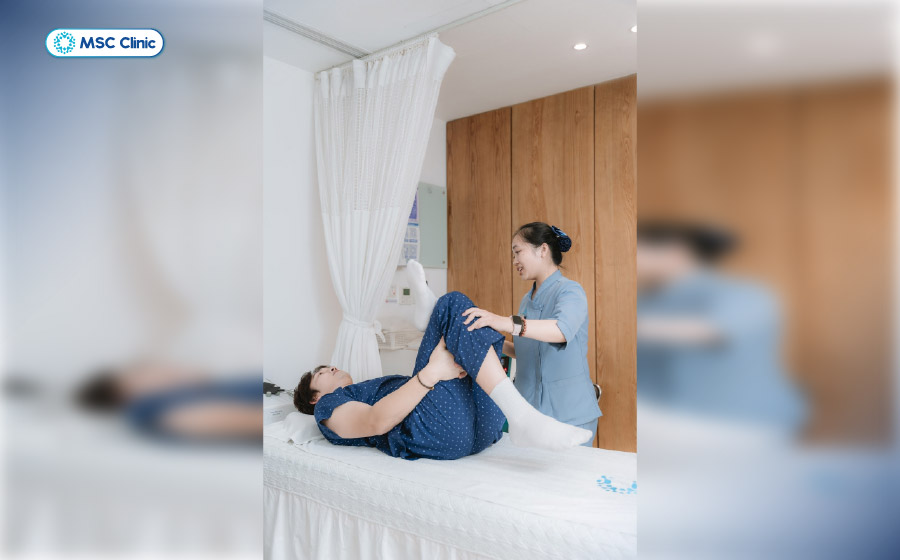 Phục hồi chức năng tập trung vào tăng sức mạnh cơ, cải thiện tầm vận động và kiểm soát vận động để hỗ trợ giảm tải cho khớp gối