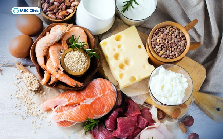 Protein, vitamin C, omega-3, rau xanh hỗ trợ quá trình sửa chữa mô, tổng hợp collagen và phục hồi sau chấn thương phần mềm