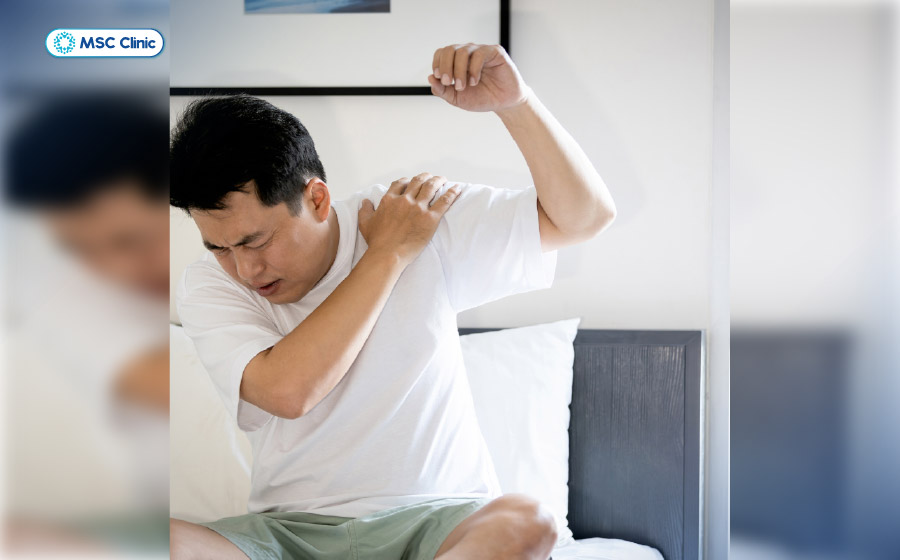 Rách sụn viền khớp vai gây cảm giác đau nhức khi giờ tay lên cao