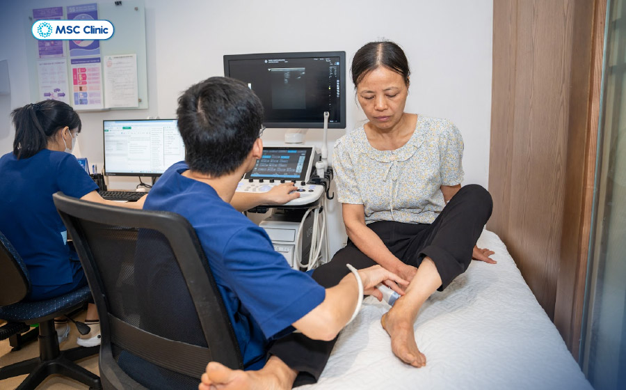 Siêu âm cổ chân giúp đánh giá tình trạng dây chằng, gân, bao khớp và phát hiện các tổn thương phần mềm quanh cổ chân
