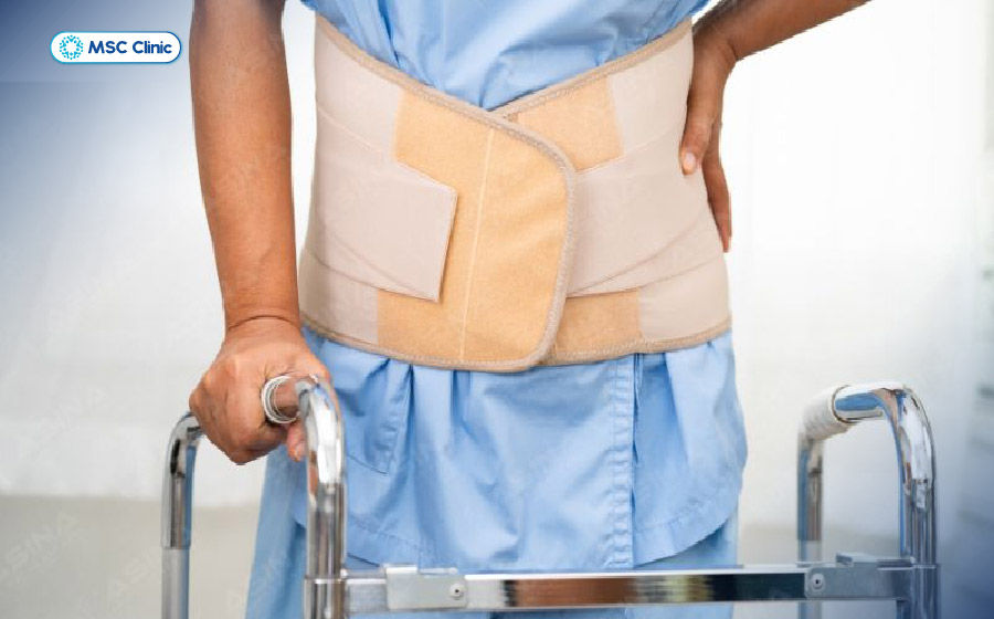 Sử dụng đai cố định giúp người bệnh di chuyển an toàn và bảo vệ vết mổ trong những ngày đầu