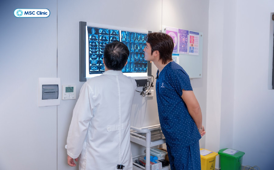Tại MSC Clinic, người mắc các bệnh về cột sống được đánh giá triệu chứng và tổn thương để xây dựng phác đồ cá thể hóa Tại MSC Clinic, người mắc các bệnh về cột sống được đánh giá triệu chứng và tổn thương để xây dựng phác đồ cá thể hóa