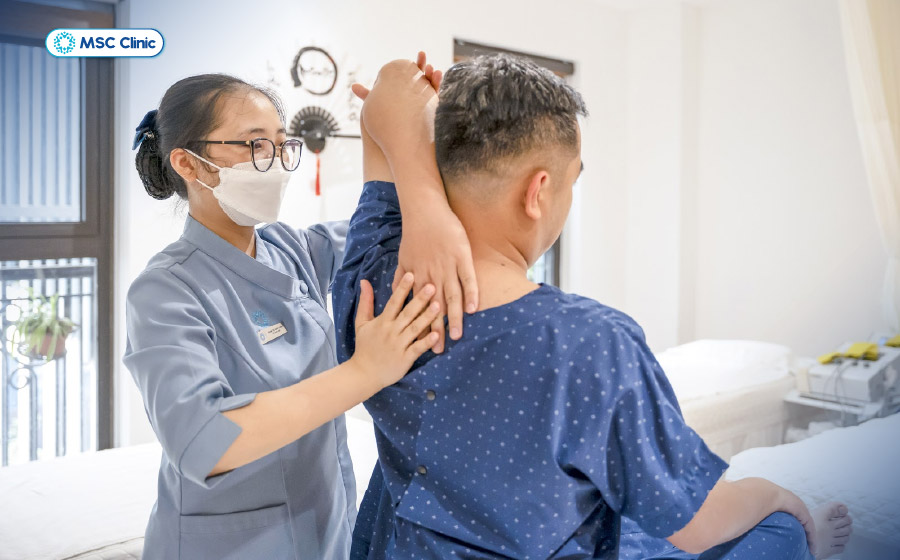 Tập luyện dưới sự hướng dẫn của chuyên gia phục hồi chức năng để đảm bảo an toàn Tập luyện dưới sự hướng dẫn của chuyên gia phục hồi chức năng để đảm bảo an toàn