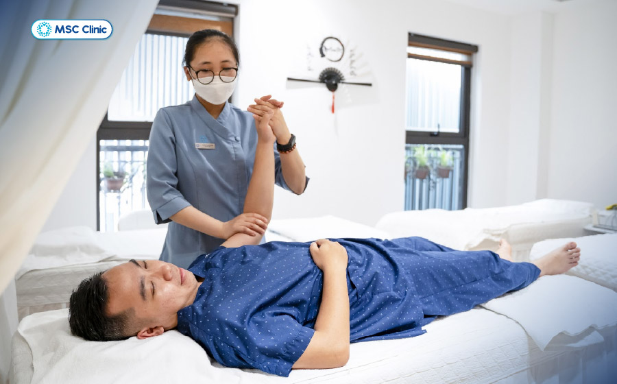 Tập phục hồi chức năng đúng thời điểm và đúng kỹ thuật giúp rút ngắn thời gian hồi phục sau gãy xương khuỷu tay