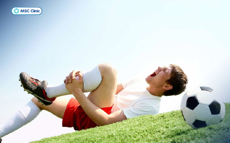 Té ngã, va đập hoặc xoay khớp đột ngột là những nguyên nhân cấp tính thường gặp gây chấn thương phần mềm