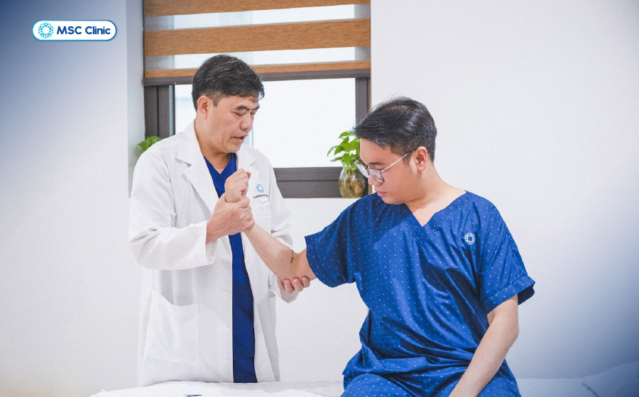 Thăm khám kỹ càng cùng chuyên gia để có lộ trình tập phục hồi chức năng khớp khuỷu tay hiệu quả