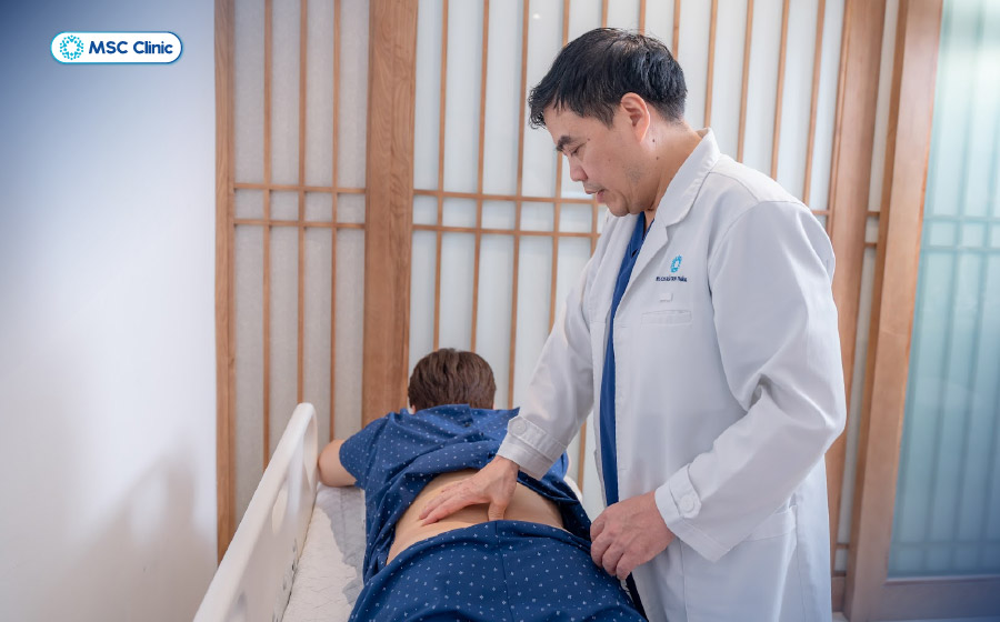Thăm khám lâm sàng là bước nền tảng giúp đánh giá sơ bộ và định hướng chính xác phương pháp chẩn đoán Thăm khám lâm sàng là bước nền tảng giúp đánh giá sơ bộ và định hướng chính xác phương pháp chẩn đoán