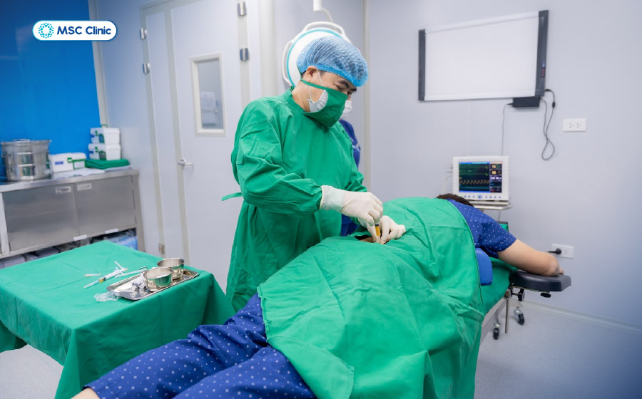 Thủ thuật tiêm cần được thực hiện bởi bác sĩ có chứng chỉ tiêm nội khớp theo quy định của Bộ Y tế Thủ thuật tiêm cần được thực hiện bởi bác sĩ có chứng chỉ tiêm nội khớp theo quy định của Bộ Y tế