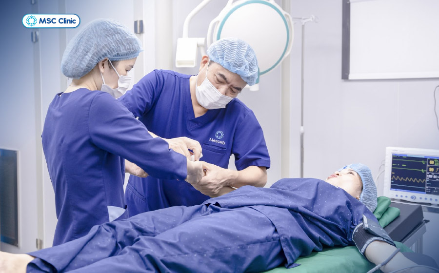 Thủ thuật tiêm nội khớp cần được thực hiện bởi bác sĩ có chứng chỉ tiêm nội