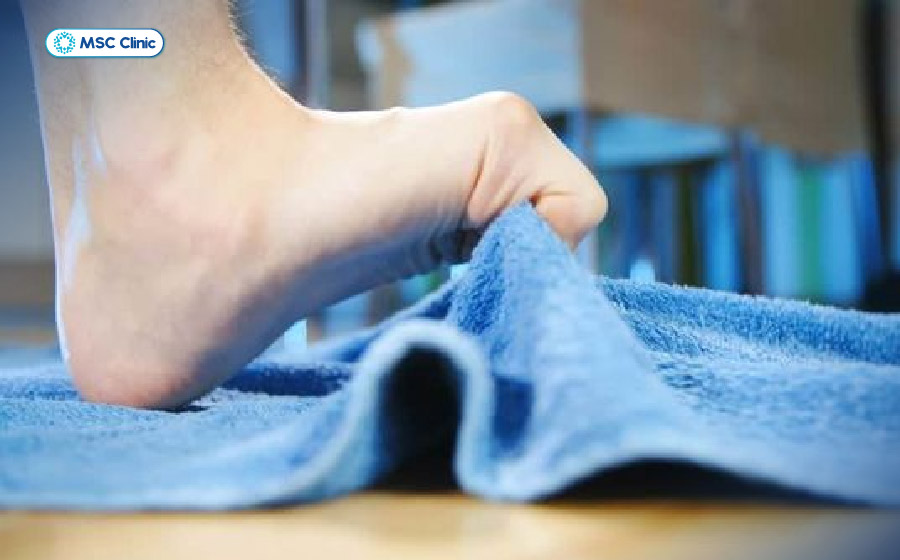 Thực hiện động tác nhẹ nhàng, tránh kéo quá mạnh để không làm tăng áp lực lên dây chằng đang hồi phục
