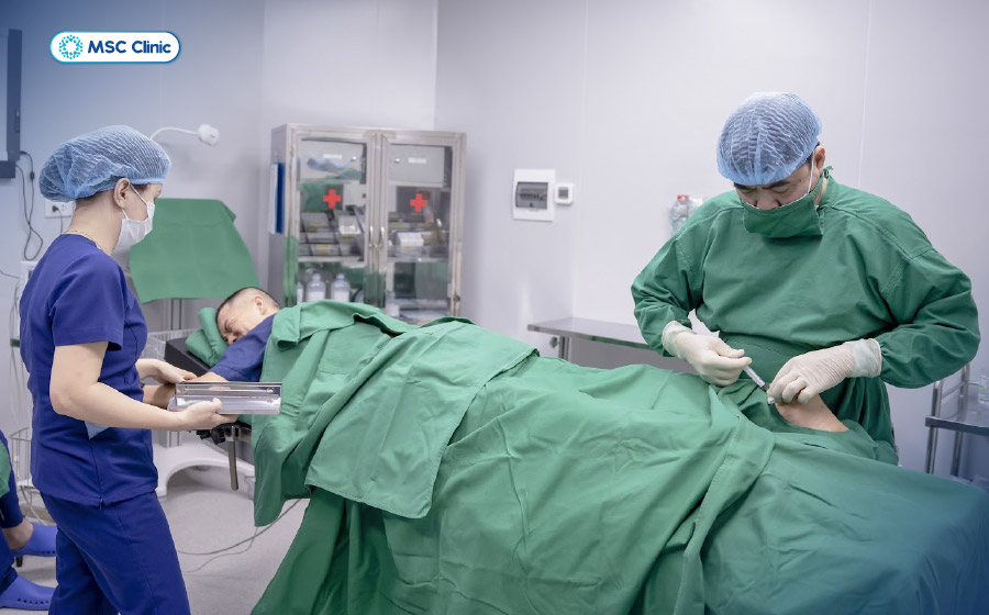 Thực hiện thủ thuật tiêm nội khớp tại phòng tiêm vô khuẩn tránh tối đa nguy cơ nhiễm trùng
