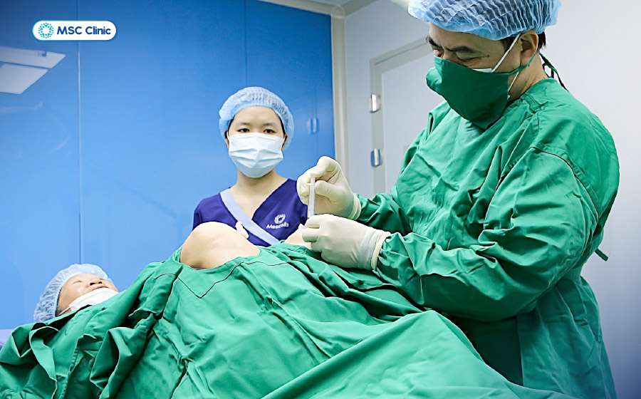 Tiêm PRP cần được thực hiện trong phòng tiêm vô khuẩn để đảm bảo an toàn