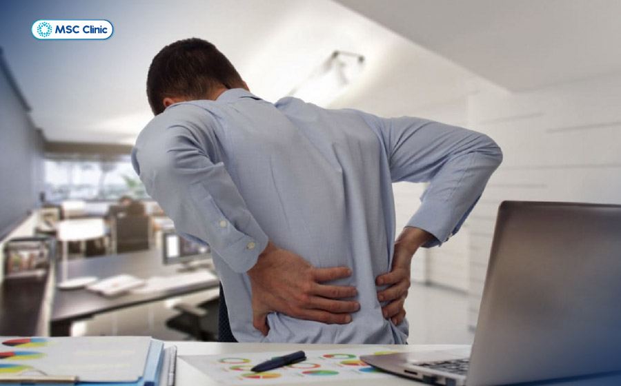 Tình trạng đau lưng phổ biến ở dân văn phòng do thói quen ngồi liên tục sai tư thế suốt nhiều giờ liền Tình trạng đau lưng phổ biến ở dân văn phòng do thói quen ngồi liên tục sai tư thế suốt nhiều giờ liền