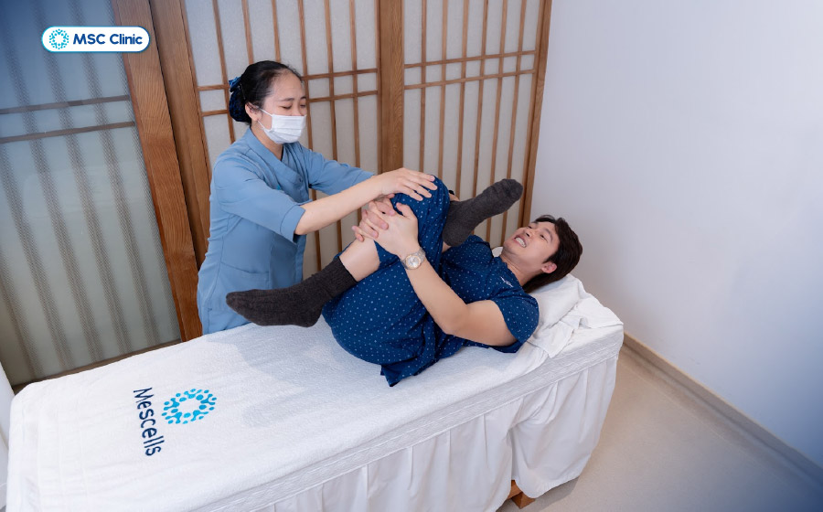 Vật lý trị liệu kết hợp các bài tập phục hồi chức năng giúp giảm đau, cải thiện độ linh hoạt cột sống và hạn chế tái phát đau lưng khi ngủ dậy