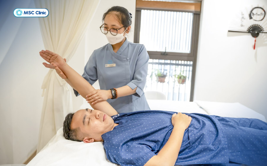 Việc tập luyện cần được thực hiện đúng hướng dẫn của bác sĩ hoặc kỹ thuật viên phục hồi chức năng để đạt hiệu quả tốt 