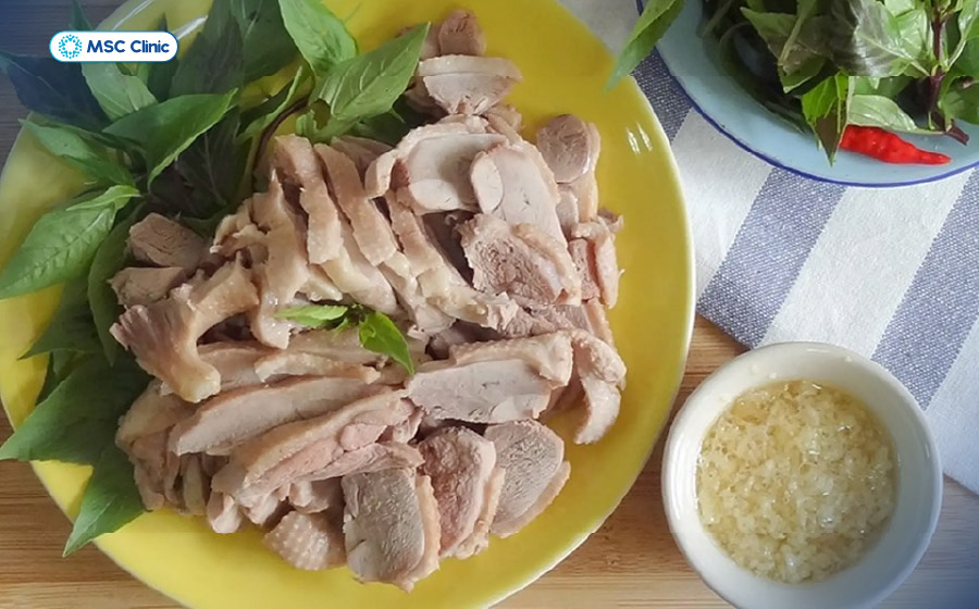 Vịt luộc lấy phần thịt nạc, bỏ da sẽ giúp giảm lượng purin nạp vào cơ thể Vịt luộc lấy phần thịt nạc, bỏ da sẽ giúp giảm lượng purin nạp vào cơ thể
